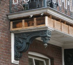 houten uitkragend balkon